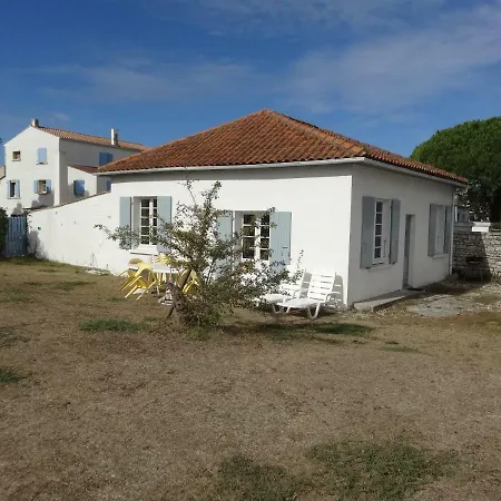 בית נופש Helios, Maison Charentaise 300 M Plage *